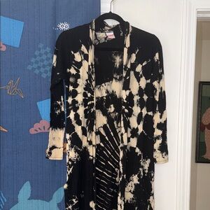 Black & Cream Tie-Dye Cover